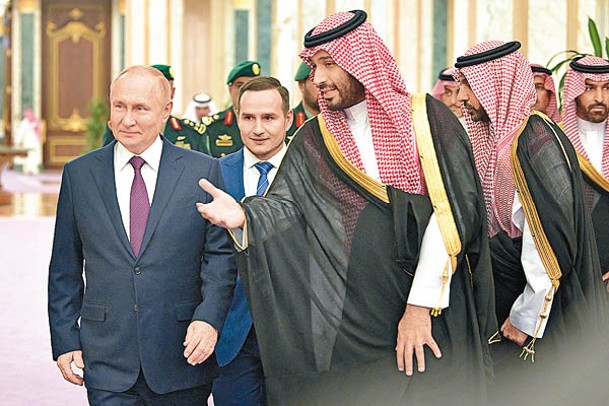 穆罕默德‧薩勒曼（右）歡迎普京（左）訪問沙特。