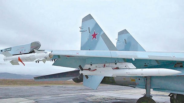 俄羅斯蘇35S戰機掛載空對空導彈執行護航任務。