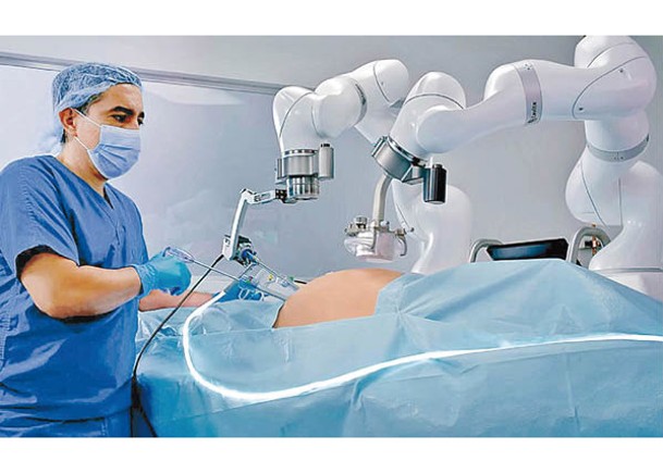 醫生在機械手臂輔助下，使用腹腔鏡器械進行手術。