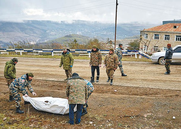 亞美尼亞士兵收殮陣亡同袍遺體。Getty Images圖片）