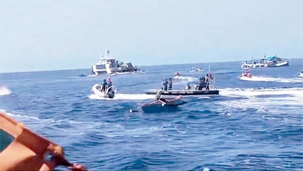 中國海警驅散菲律賓漁船。
