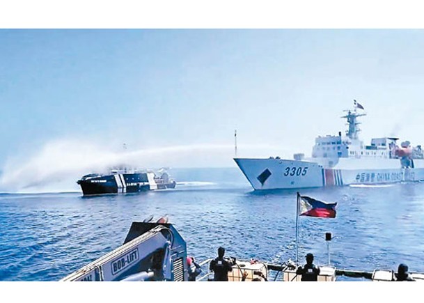 中國海警船（右）向菲律賓公務船（左）發射水炮。