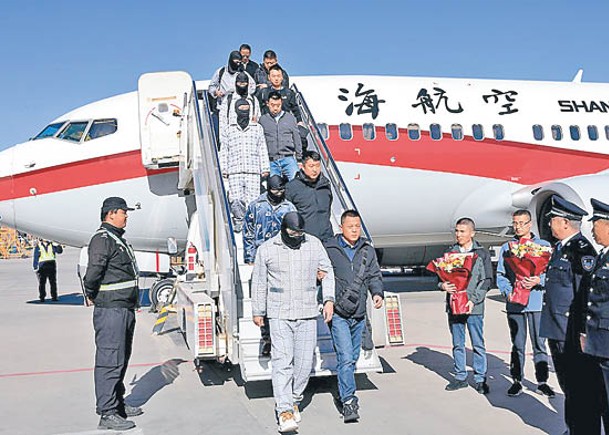 潛逃至柬埔寨的犯罪嫌疑人被押解回中國。
