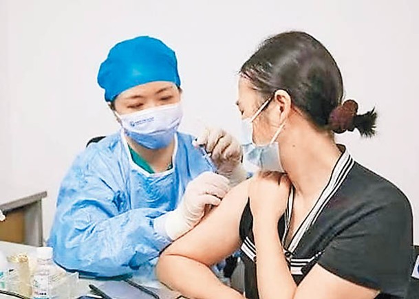 多款新冠疫苗被納入緊急使用。