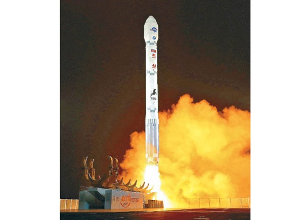 北韓利用運載火箭把軍事偵察衞星送上太空。