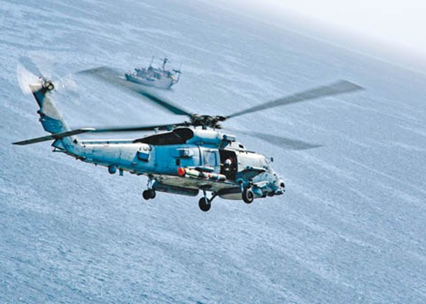 美國海軍MH60R直升機在相模灣上空飛行。