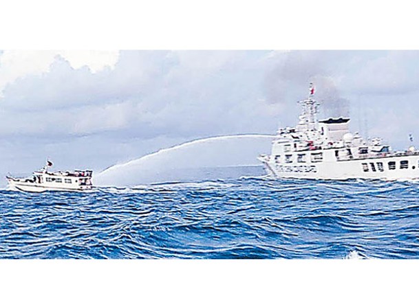 中國海警船（右）向菲律賓船隻（左）發射水炮。