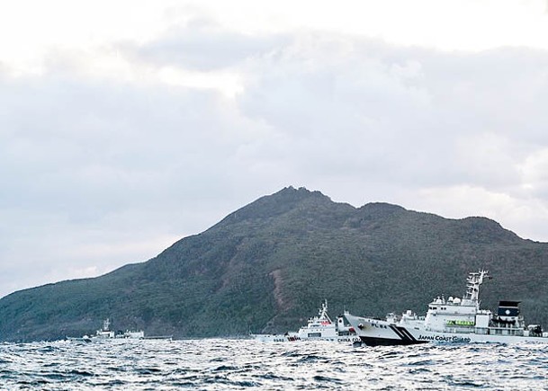中日海警船在釣魚島海域對峙。