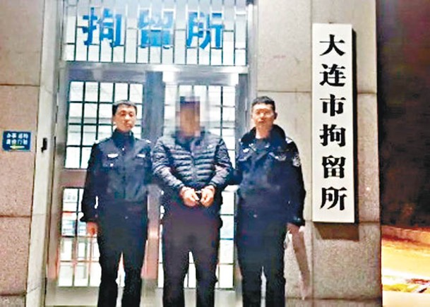 涉案男子（中）被警方拘留。