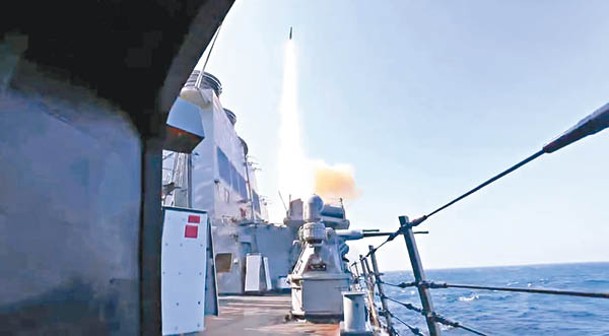 卡尼號在紅海發射防空導彈迎擊空中目標。
