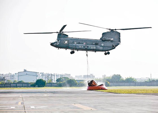 台灣陸軍使用的CH47SD運輸直升機，圖為部隊進行水袋吊掛訓練。