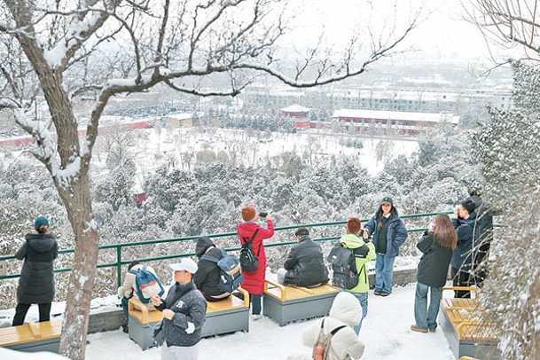 北京市民到景山公園賞雪。