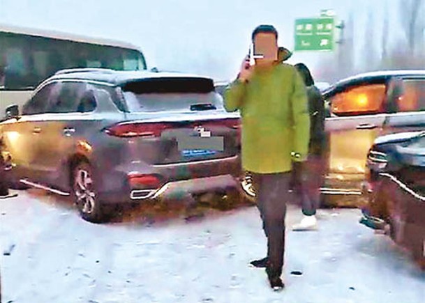 山西二廣高速因降雪路滑導致數十輛汽車相撞（上圖），意外導致交通大擠塞（下圖）。