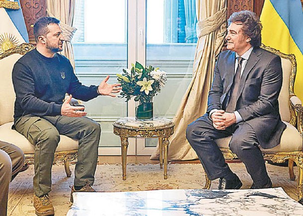 澤連斯基（左）在布宜諾斯艾利斯與米萊（右）舉行會談。