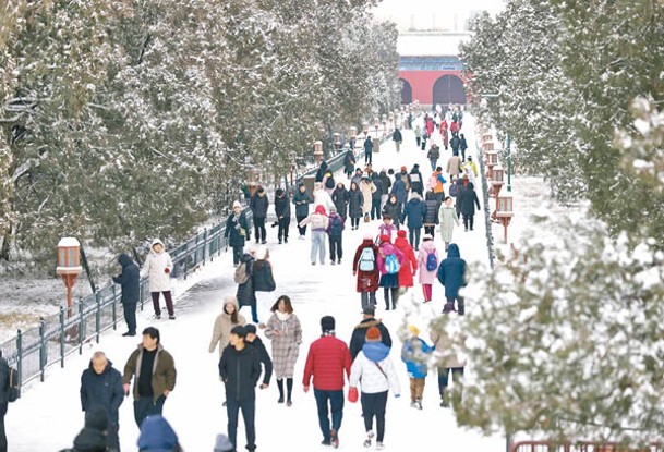 北京市大雪紛飛。（中新社圖片）
