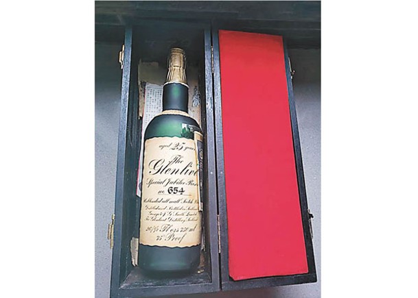 叔叔送給阿德里安‧馬的昂貴威士忌（圖）。