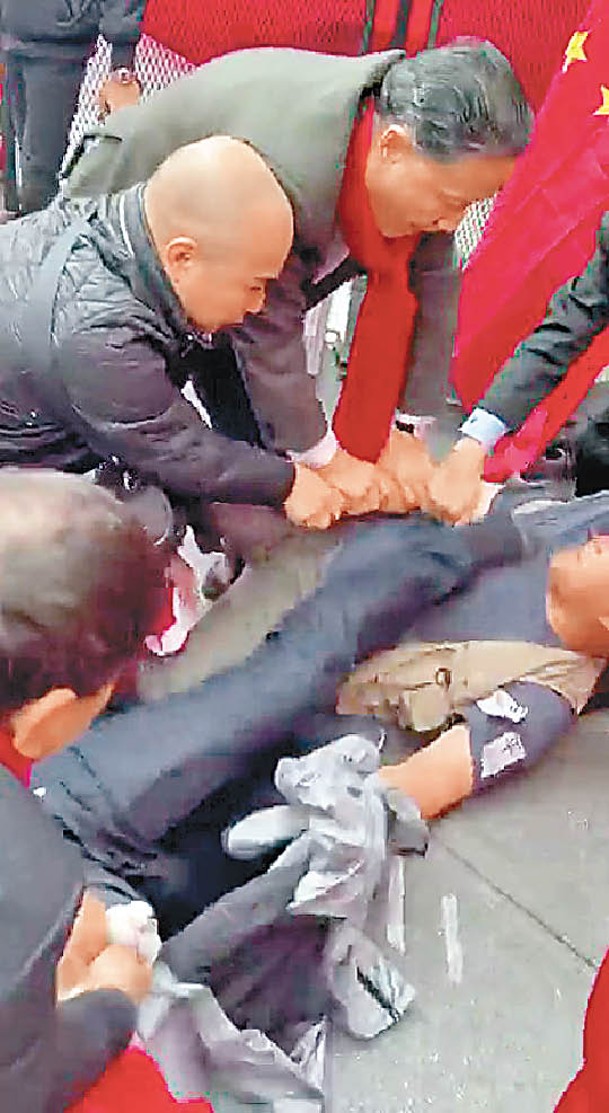 反華示威者與親華人士於街頭爆發肢體衝突。