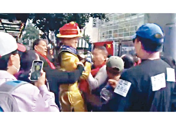 反華示威者（中）與親華人士在街頭毆打。