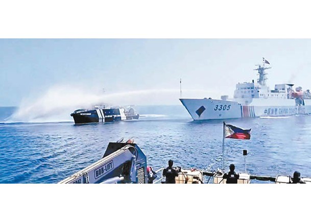 中國海警船（右）向菲律賓船隻（左）射水炮。