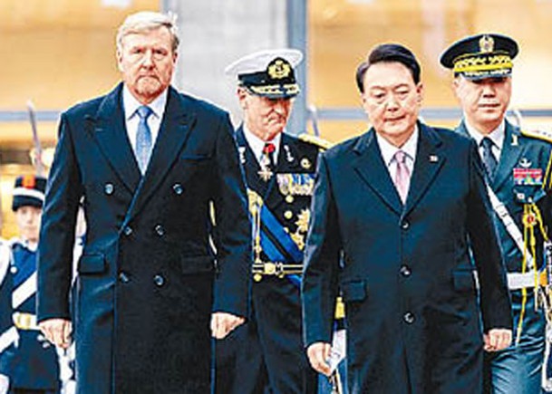 荷蘭國王亞歷山大（前左）歡迎尹錫悅（前右）來訪。（Getty Images圖片）