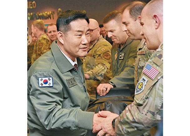 申源湜（左）警告北韓破壞和平只會招致毀滅。