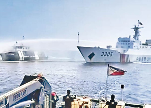 中國海警船（右）在黃岩島海域向菲律賓船隻（左）發射水炮。