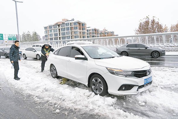 鄭州交警救援雪地受困的車輛。（中新社圖片）