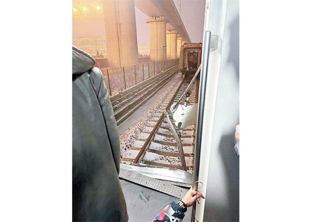 北京地鐵車廂斷兩截  逾30乘客受傷