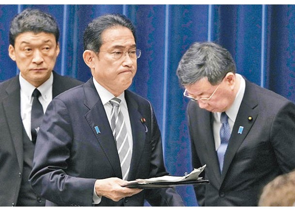 岸田文雄（左）早已有意辭退松野博一（右）挽救民望。（Getty Images圖片）