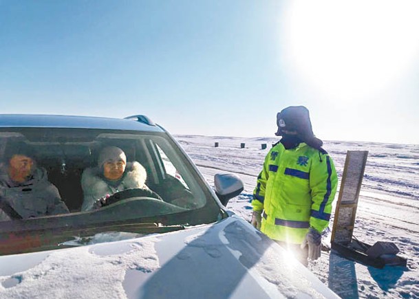 富蘊縣市政部門已組織車輛連夜清雪。