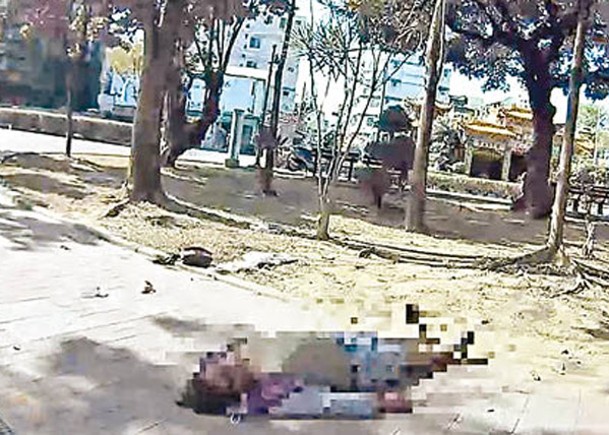 男子斬人後自殘並躺在地上。