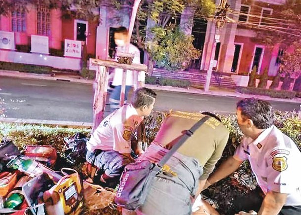 泰國救援人員搶救躺在地上的台灣男子。