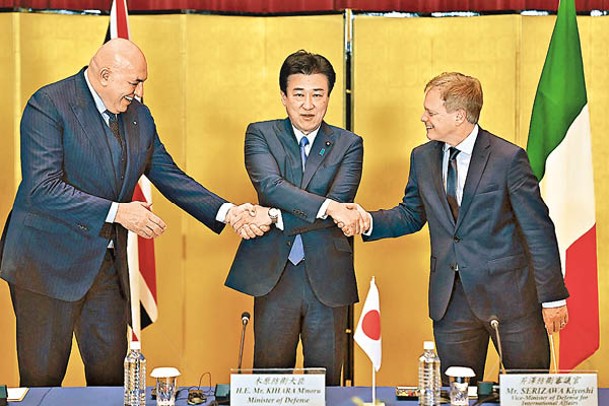 左起：克羅塞托、木原稔和夏博思在東京簽署合作協議。