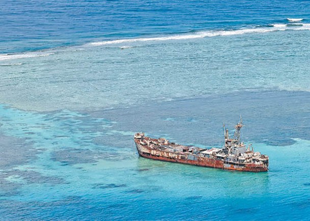 中方批評菲軍高層登上仁愛礁非法「坐灘」軍艦並炒作。