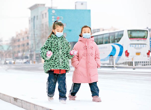 銀川：兒童無懼風雪出外。（中新社圖片）