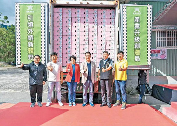 趙少康（右三）親赴台東出席活動。