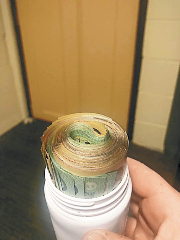 斯圖爾特意外發現藥瓶裏藏有大綑鈔票。