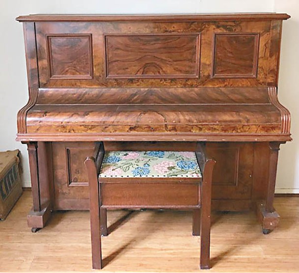 斯圖爾特發現殘舊的古典鋼琴。