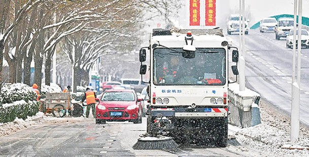 河北石家莊出動清雪車，確保道路安全。（中新社圖片）