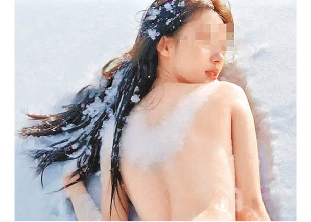 網傳照片女模赤裸在雪地拍照。