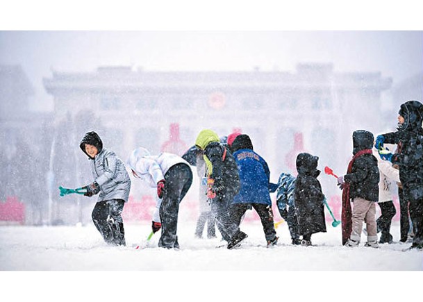 天津兒童無懼寒風玩雪。（中新社圖片）