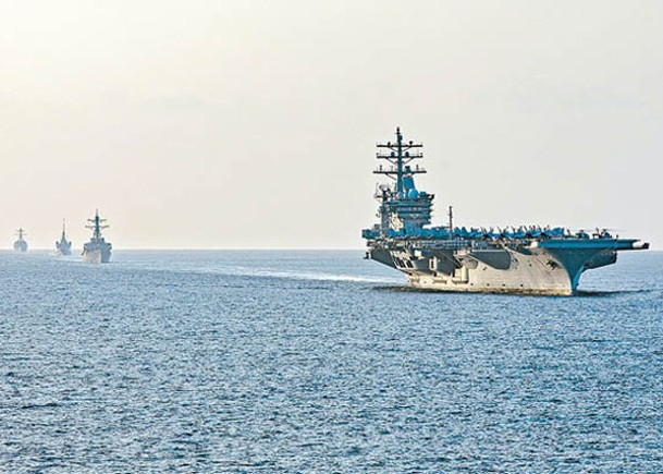 美國航空母艦艾森豪威爾號（右）率領編隊穿越霍爾木茲海峽。