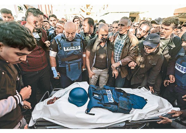 親屬及朋友向阿布達卡的遺體告別。（Getty Images圖片）