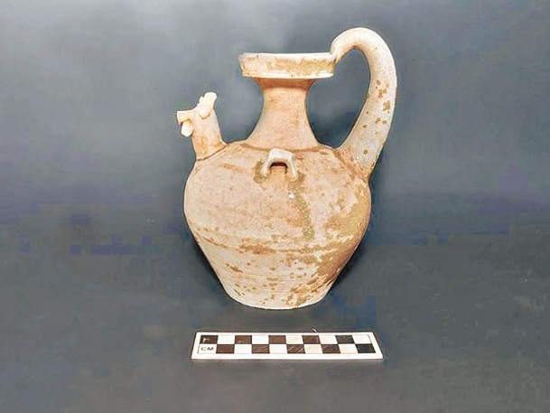 考古人員發現雞首壺。