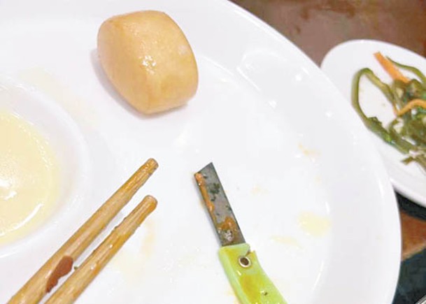 女子從火鍋湯底裏夾到一把綠色小刀。
