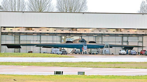 美國B2隱形戰略轟炸機停泊費爾福德空軍基地。