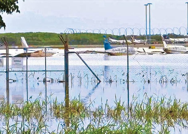 開恩茲機場被洪水淹浸。