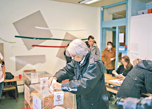 選民在貝爾格萊德一個票站投票。（Getty Images圖片）