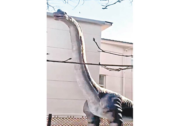 15米恐龍模型嚇壞鄰居