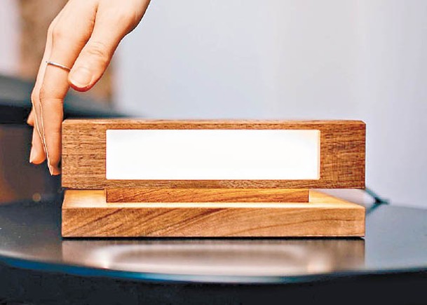 潮流創意：盒形枱燈  可為手機充電